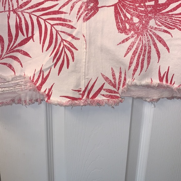 🌷✅✅Kensie Vintage Luxe Raw Hem Distressed Skirt in Palm Leaves Strawberry - Picture 3 of 6